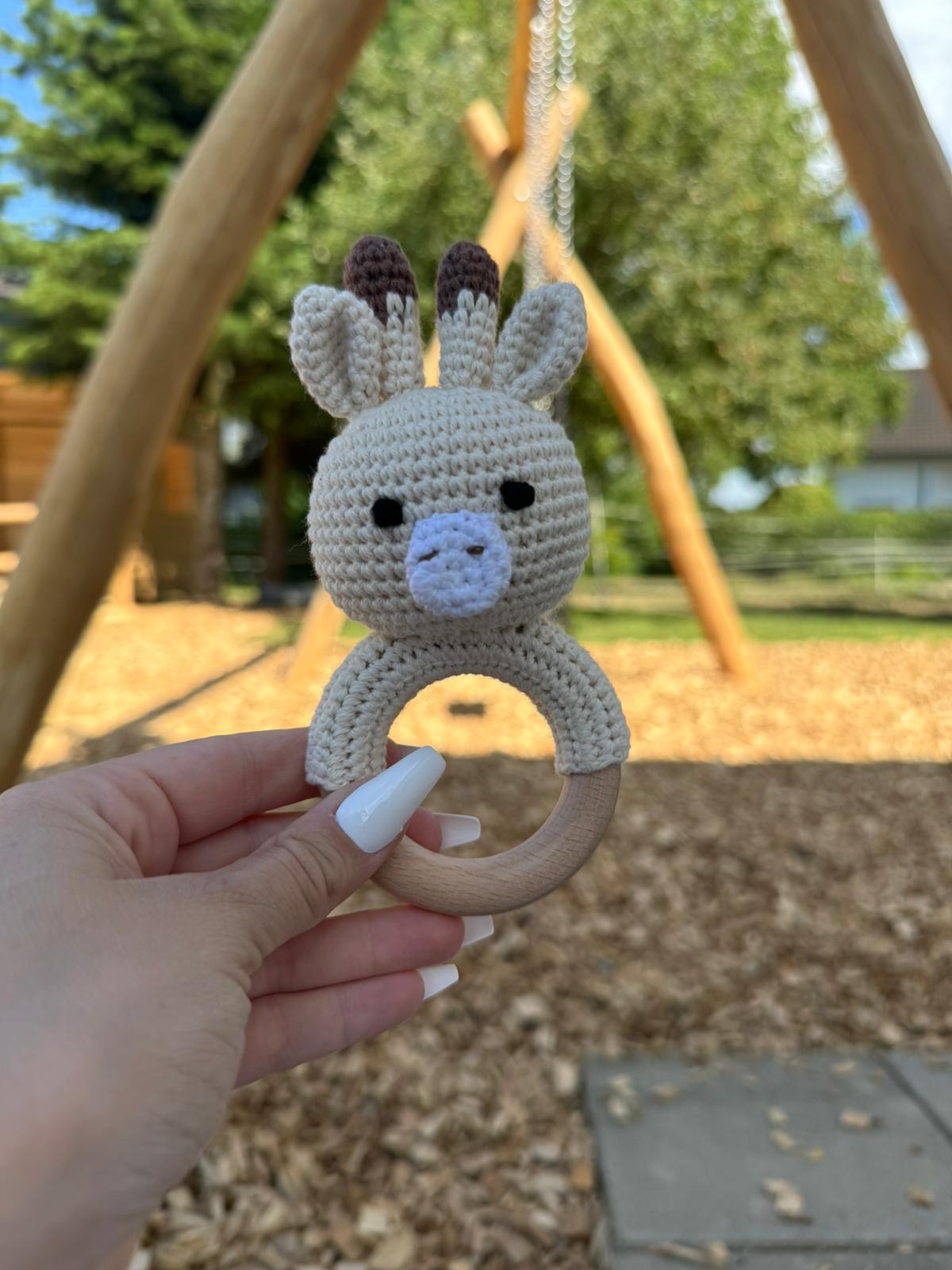 Handgemachte Baby-Rassel aus Holz & Baumwolle – Tiermotive zum Verlieben