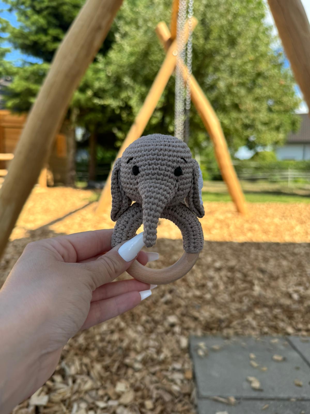 Handgemachte Baby-Rassel aus Holz & Baumwolle – Tiermotive zum Verlieben